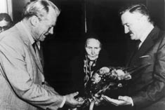 Alicia con Willy Brandt y Guillermo Estévex Boero